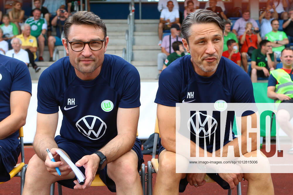 Fussball Testspiel, WAZ Veltins Auswahl - VfL Wolfsburg, v.l. Robert Kovac (Wolfsburg, Co Trainer), Niko Kovac (Wolfsburg, Trainer) Fallersleben