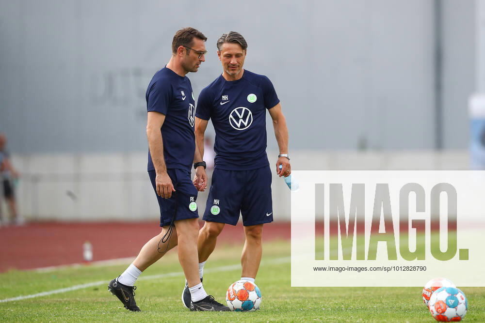 Fussball Testspiel, WAZ Veltins Auswahl - VfL Wolfsburg, v.l. Robert Kovac (Wolfsburg, Co Trainer), Niko Kovac (Wolfsburg, Trainer) Fallersleben