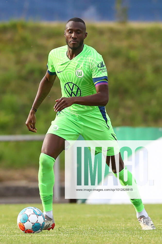 Fussball Testspiel, WAZ Veltins Auswahl - VfL Wolfsburg, v.l. Josuha Guilavogui (Wolfsburg) Freisteller, Einzelbild, Ganzkoerper, single frame Fallersleben