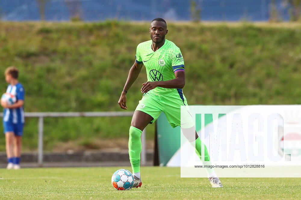 Fussball Testspiel, WAZ Veltins Auswahl - VfL Wolfsburg, v.l. Josuha Guilavogui (Wolfsburg) Freisteller, Einzelbild, Ganzkoerper, single frame Fallersleben