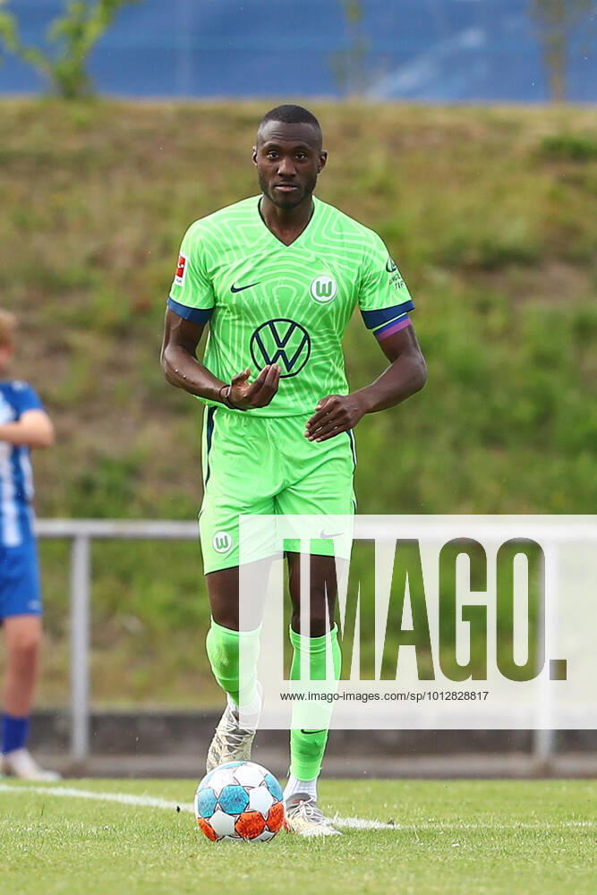 Fussball Testspiel, WAZ Veltins Auswahl - VfL Wolfsburg, v.l. Josuha Guilavogui (Wolfsburg) Freisteller, Einzelbild, Ganzkoerper, single frame Fallersleben