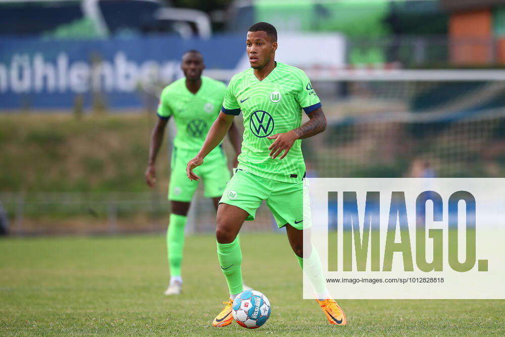 Fussball Testspiel, WAZ Veltins Auswahl - VfL Wolfsburg, v.l. Aster Vranckx (Wolfsburg, 8) Fallersleben