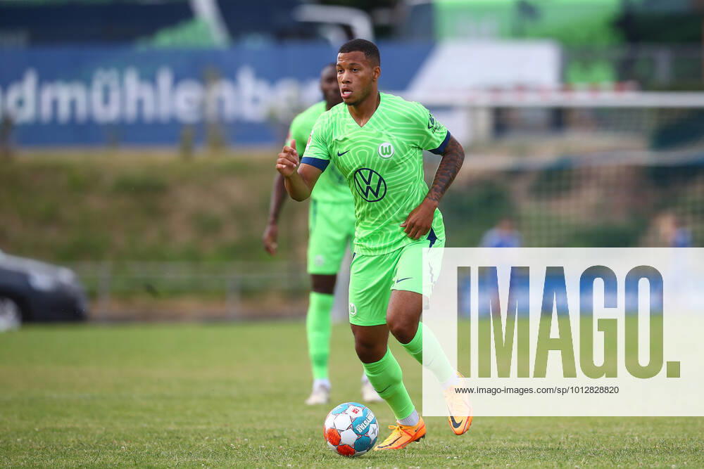 Fussball Testspiel, WAZ Veltins Auswahl - VfL Wolfsburg, v.l. Aster Vranckx (Wolfsburg, 8) Fallersleben