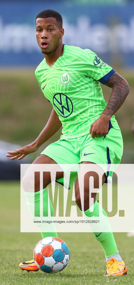 Fussball Testspiel, WAZ Veltins Auswahl - VfL Wolfsburg, v.l. Aster Vranckx (Wolfsburg, 8) Fallersleben