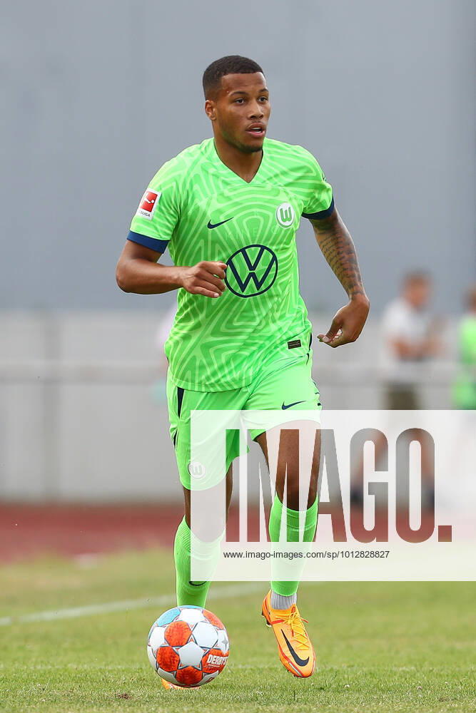 Fussball Testspiel, WAZ Veltins Auswahl - VfL Wolfsburg, v.l. Aster Vranckx (Wolfsburg, 8) Freisteller, Einzelbild, Ganzkoerper, single frame Fallersleben