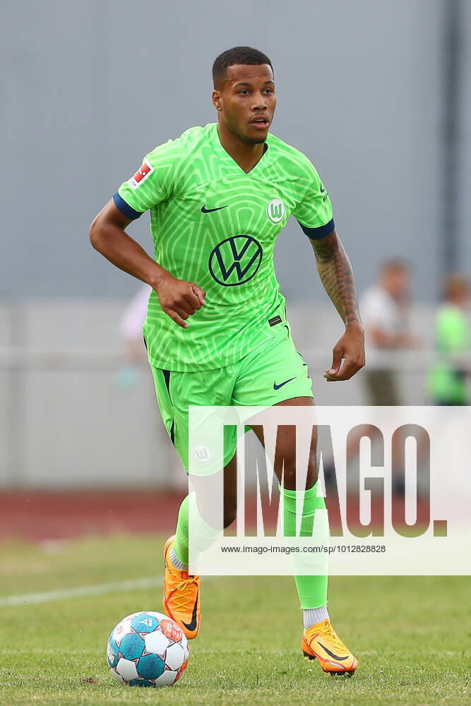 Fussball Testspiel, WAZ Veltins Auswahl - VfL Wolfsburg, v.l. Aster Vranckx (Wolfsburg, 8) Freisteller, Einzelbild, Ganzkoerper, single frame Fallersleben