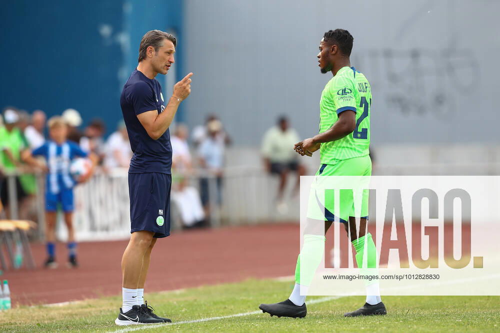 Fussball Testspiel, WAZ Veltins Auswahl - VfL Wolfsburg, v.l. Niko Kovac (Wolfsburg, Trainer), Ridle Baku (Wolfsburg, 20) gibt Anweisungen, gestikuliert mit den Armen, gesticulate, gives instructions Fallersleben