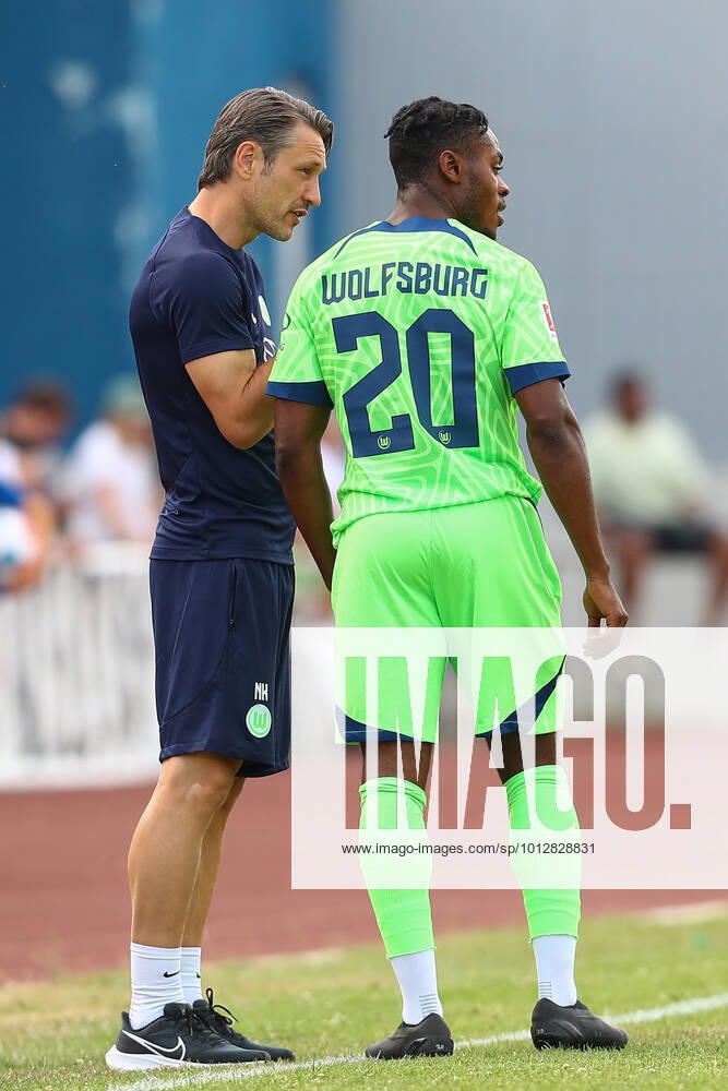 Fussball Testspiel, WAZ Veltins Auswahl - VfL Wolfsburg, v.l. Niko Kovac (Wolfsburg, Trainer), Ridle Baku (Wolfsburg, 20) gibt Anweisungen, gestikuliert mit den Armen, gesticulate, gives instructions Fallersleben