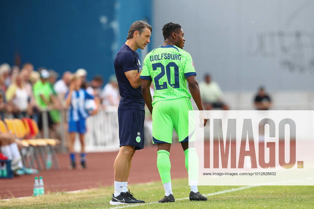 Fussball Testspiel, WAZ Veltins Auswahl - VfL Wolfsburg, v.l. Niko Kovac (Wolfsburg, Trainer), Ridle Baku (Wolfsburg, 20) gibt Anweisungen, gestikuliert mit den Armen, gesticulate, gives instructions Fallersleben