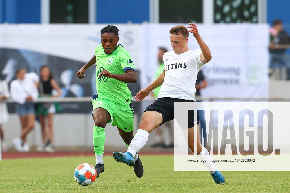Fussball Testspiel, WAZ Veltins Auswahl - VfL Wolfsburg, v.l. Ridle Baku (Wolfsburg, 20) (links) Zweikampf, Duell, Kampf, tackle Fallersleben