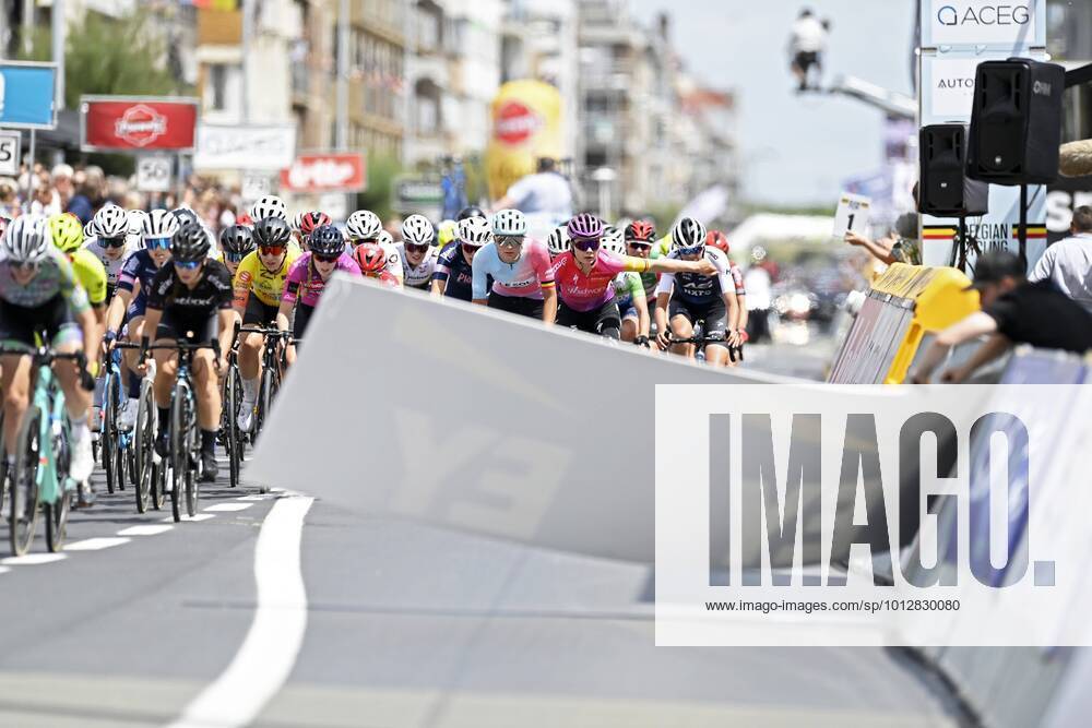 KW25 MIDDELKERKE, BELGIUM - JUNE 26 : Kopecky Lotte (BEL) of Team SD Worx warns peloton for commercial panel flying away in front of peloton during the 2022 Belgian national championships cycling race for women elite with start and finish in Middelkerke (119,9km) on June 26, 2022 in Middelkerke, Belgium, 26 06 2022 ( 2022 Belgian national championship race women elite PhotoNews Panoramic