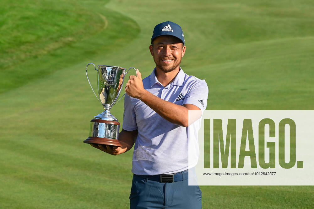 Xander Schauffele, of San Diego, CA, poses with the winners trophy after winning the PGA, Golf Herren Travelers Championship golf tournament at TPC River Highlands in Cromwell CT. Mandatory Credit Cal Media Cromwell USA - ZUMAc04_ 20220626_zaf_c04_131