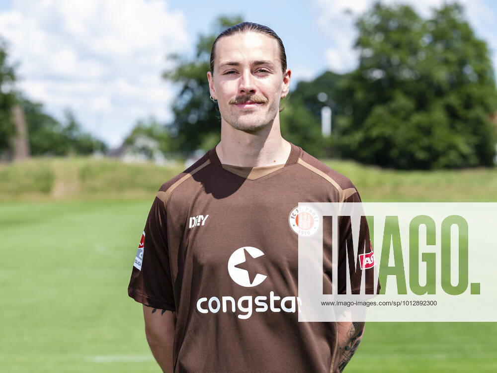 Jackson Irvine (St.Pauli) 28.06.22, Hamburg, FC St.Pauli Mediaday, Fussball, GER, Saison 2022 2023, 2. Bundesliga, Portraittermin DFL REGULATIONS PROHIBIT ANY USE OF PHOTOGRAPHS as IMAGE SEQUENCES and or QUASI-VIDEO. Â