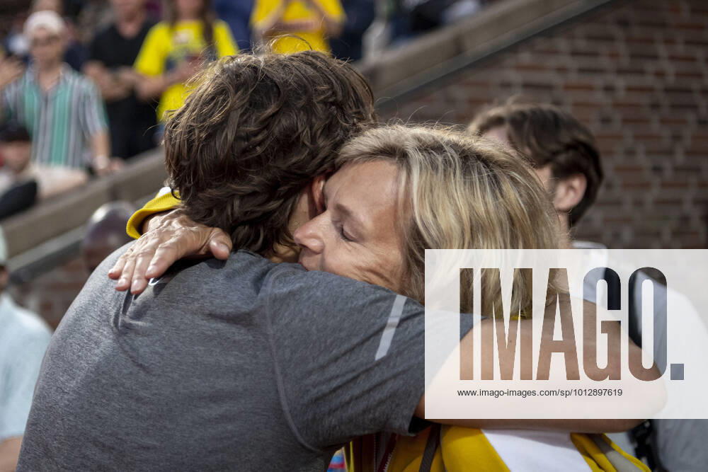 Armand Duplantis of Sweden celebrate with mother Helena Duplantis after clearing 6.16 and setting a new outdoor world record in men s pole vault during the athletics gala Bauhaus-galan, Diamond League Stockholm, on June 30, 2022 in Stockholm. Photo: Maxim Thore BILDBYRAN kod MT MT0414 bbeng athletics friidrott friidrett iaaf diamond league bauhausgalan bauhaus-galan diamond league 2022 stockholm