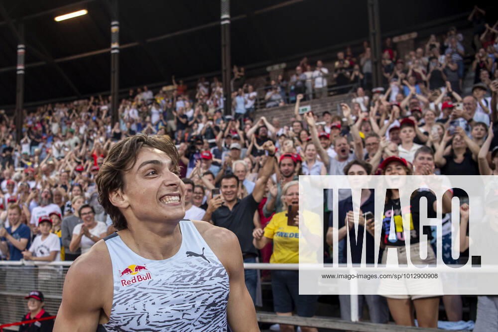 Armand Duplantis of Sweden celebrates after clearing 6.16 and setting a new outdoor world record in men s pole vault during the athletics gala Bauhaus-galan, Diamond League Stockholm, on June 30, 2022 in Stockholm. Photo: Maxim Thore BILDBYRAN kod MT MT0414 bbeng athletics friidrott friidrett iaaf diamond league bauhausgalan bauhaus-galan diamond league 2022 stockholm jubel
