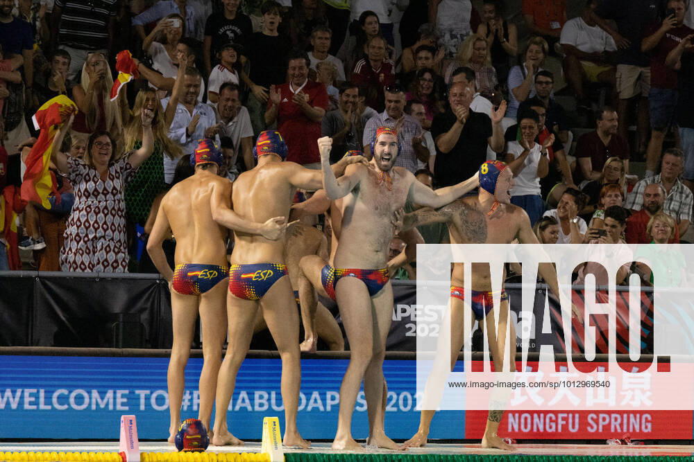 KW26 (220704) -- BUDAPEST, July 4, 2022 -- Members of team Spain celebrate their victory after the Men s Waterpolo Final between Italy and Spain at the 19th FINA World Championships in Budapest, Hungary on July 3, 2022. (Photo by Xinhua) (SP)HUNGARY-BUDAPEST-FINA WORLD CHAMPIONSHIPS Water polo, Wasserball AttilaxVolgyi