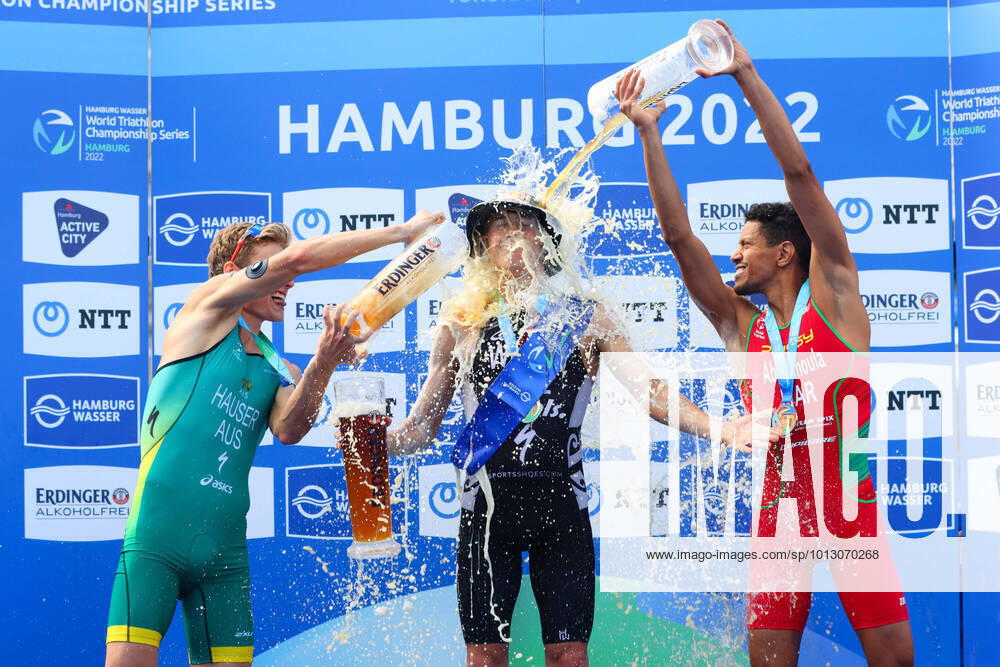 KW27 Triathlon I Herren I Hamburg Wasser World Triathlon Championship Serie I 09.07.2022 Siegerehrung und Bierdusche MatthewHauser, Australien Hayden Wilde, Neuseeland Jawad Abdelmoula, Marokko