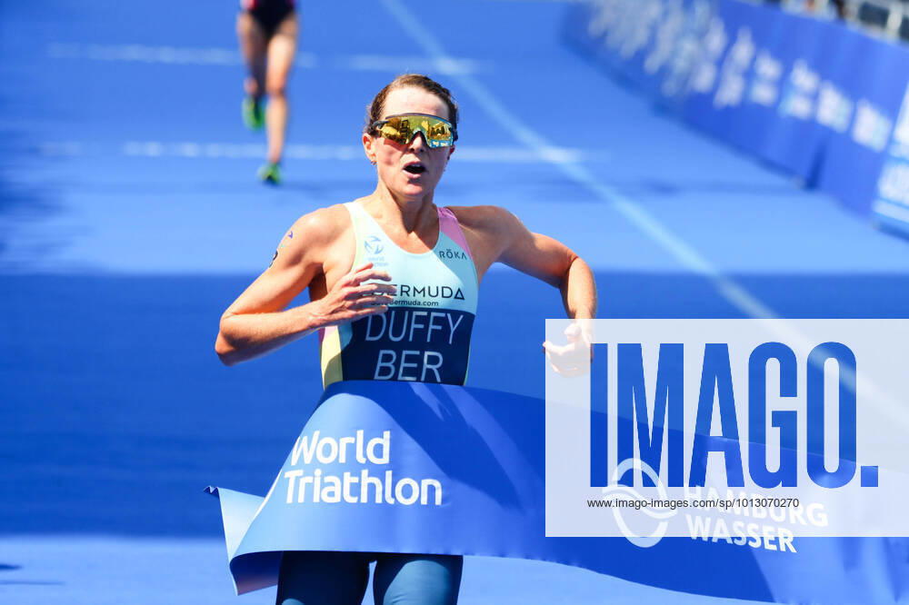 KW27 Triathlon I Frauen I Hamburg Wasser World Triathlon Championship Serie I 09.07.2022 Siegeinlauf Flora Duffy, Bermuda
