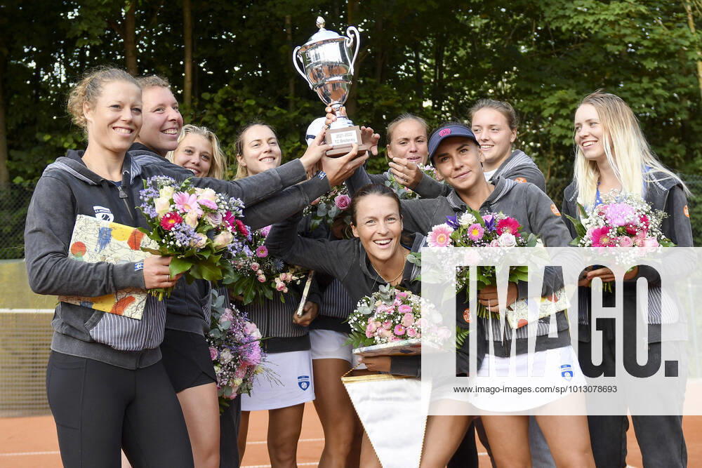 KW27 Deutscher Mannschaftsmeister im Tennis, die Damenmannschaft des TC Bredeney 1, mit Tatjana Maria GER in der Mitte und Jule Niemeier GER (TC Bredeney) 2. oben rechts 09.07.2022 ¢ Tennis ¢ 1. Bundesliga Damen ¢ TC Bredeney 1 vs TK BW Aachen 1 , Tennisclub Bredeney, Essen,