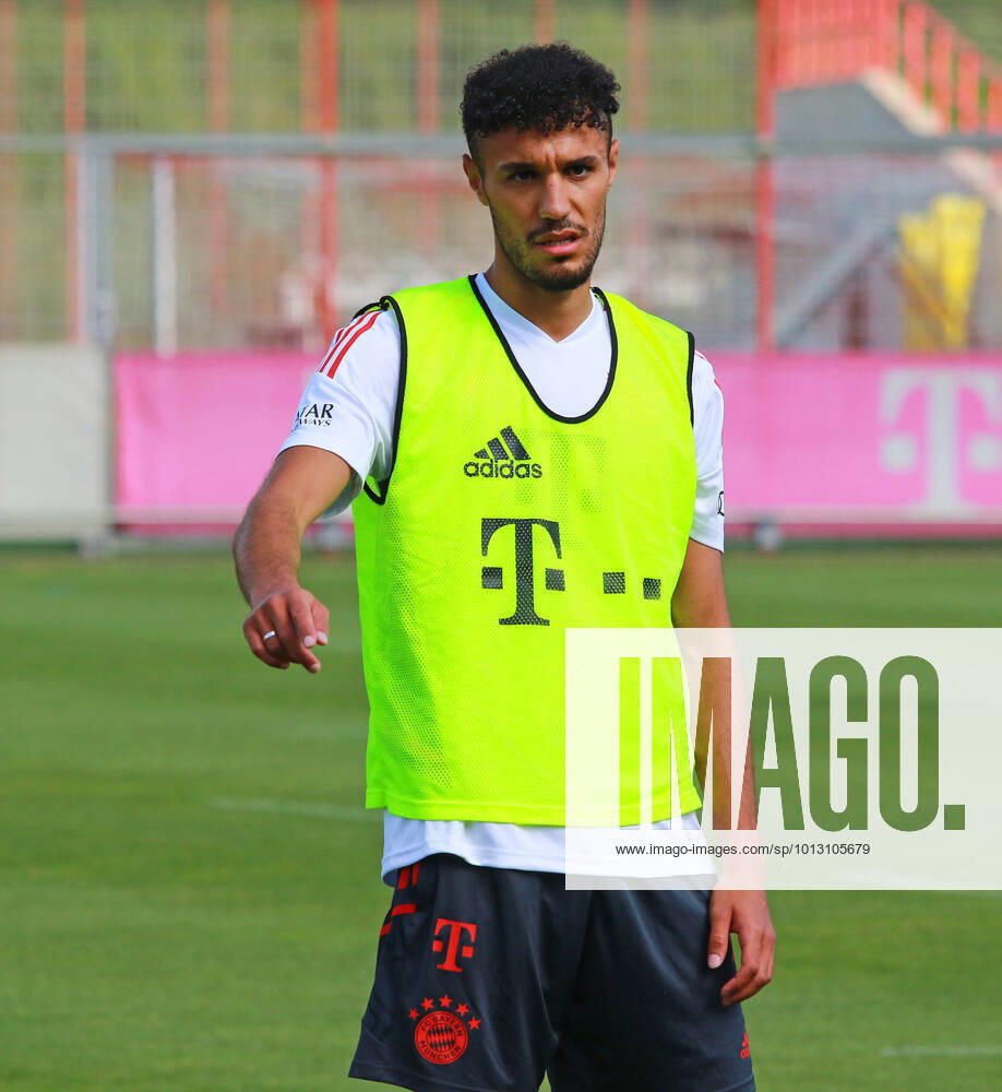 40 Noussair Mazraoui, Portraet, Portrait, Fussball 1. Bundesliga FC Bayern Muenchen Training an der Saebenerstrasse am 08.07.2022 FOTO: Mladen Lackovic LakoPress