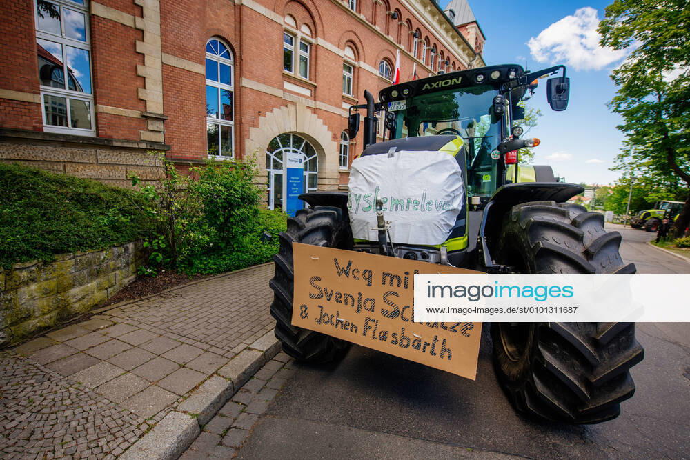 , Thüringer Landwirte demonstrieren in Erfurt Im Bild: Thüringer Landwirte folgen den Aufruf des LsV und überreichen Georg Maier (SPD, 53), Thüringer Minister für Inneres und Kommunales und Schatzmeister im Thüringer Landesvorstand der SPD