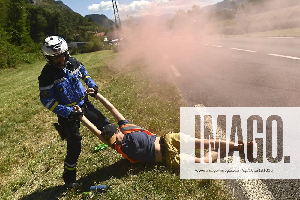 Bilder des Jahres 2022, Sport 07 Juli MEGEVE, FRANCE - JULY 12 : demonstrators stop the race during stage 10 of the 109th edition of the 2022 Tour de France cycling race, a stage of 148 kms with start in Morzine Les Portes du Soleil and finish in Megeve on July 12, 2022 in Megeve, France, 12 07 2022 ( Motordriver Kenny Verfaillie - Tour de France 2022 - Stage 10 PhotoNews Panoramic
