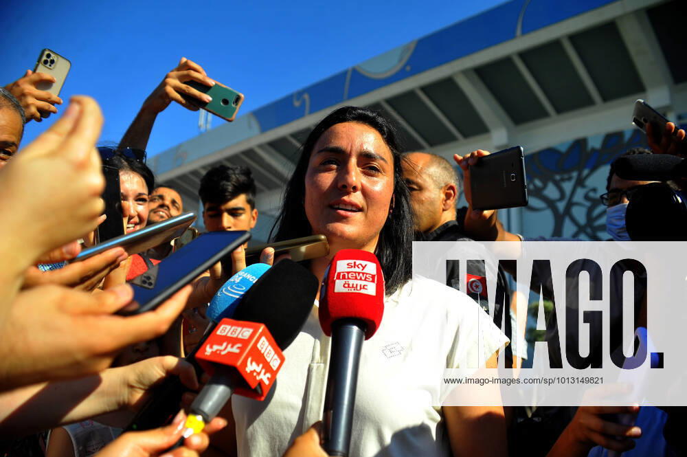 Bilder des Jahres 2022, Sport 07 Juli Ons Jabeur Back In Tunis Tunisian tennis player Ons Jabeur talking to journalists after her return to the capital Tunis from Wimbeldon, on July 13, 2022. Hailing her as the nation s pride and ambassador of happiness , Tunisians remained enthralled with tennis star Ons Jabeur, celebrating her presence in the prestigious Wimbledon final despite her loss. Tunis Tunisia