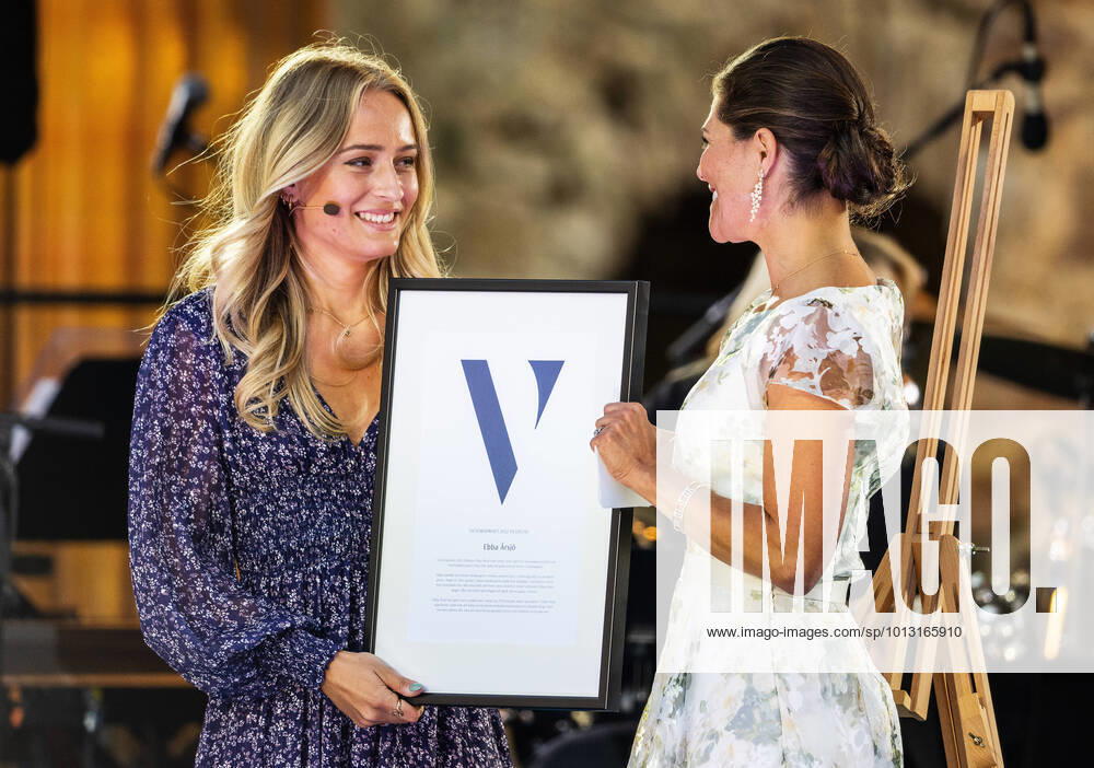 Bilder des Jahres 2022, Sport 07 Juli 220714 Pristagaren Ebba Arsjö och Kronprinsessan Victoria under prisutdelningen av Victoriapriset den 14 juli 2022 i Borgholm.