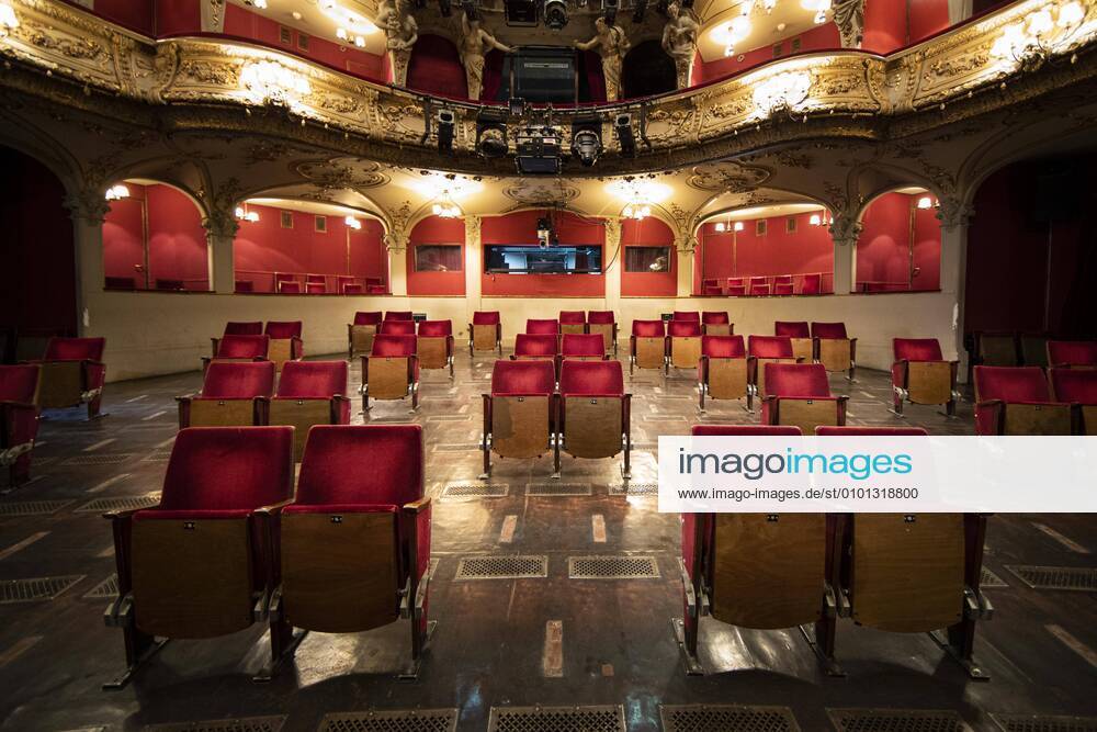 Umgebaute Sitzreihen zur Einhaltung der Abstandsregeln im Berliner Ensemble, aufgenommen in Berlin, 28.05.2020. Aufgrund der Einschraenkungen durch das Corona-Virus koennen viele Kurlturhaeuser, Theater, Kinos und dergleichen nicht oeffnen. Die Kulturbranche befuerchtet daher existentielle Verluste durch fehlende Einnahmen. Das Berliner Ensemble versucht sich mit dem Umbau der Sitzreihen einer Rueckkehr zum Betrieb zu naehern. Berlin Deutschland