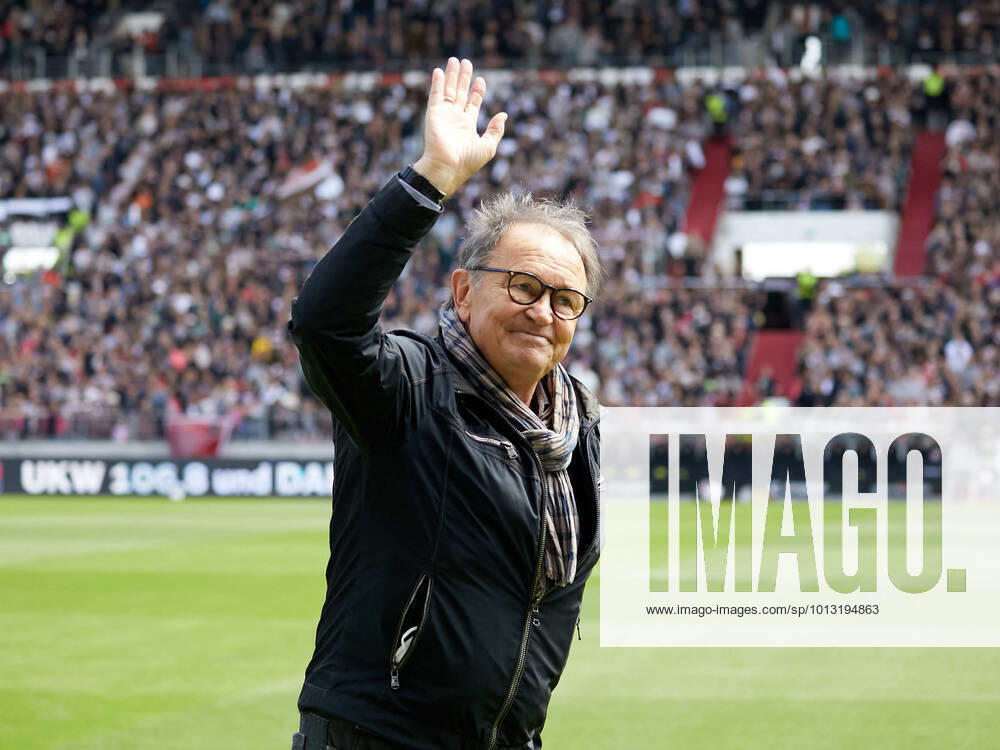 Bilder des Jahres 2022, Sport 07 Juli Abschied von Ewald Lienen als Angestellter bei St. Pauli. Der Technische Direktor verlaesst den Verein nach langen Jahren. FC St. Pauli vs. 1.FC Nuernberg 2. Bundesliga, Hamburg, Millerntor Stadion, Spielzeit 2022 2023, 1.Spieltag, 16.07.2022 DFL REGULATIONS PROHIBIT ANY USE OF PHOTOGRAPHS AS IMAGE SEQUENCES AND OR QUASI-VIDEO Foto:EIBNER Stephanie Zerbe FC St. Pauli vs. 1.FC Nuernberg 2. Bundesliga, Hamburg, Spielzeit 2022 2023, 1.Spieltag, 16.07.2022 Hamburg