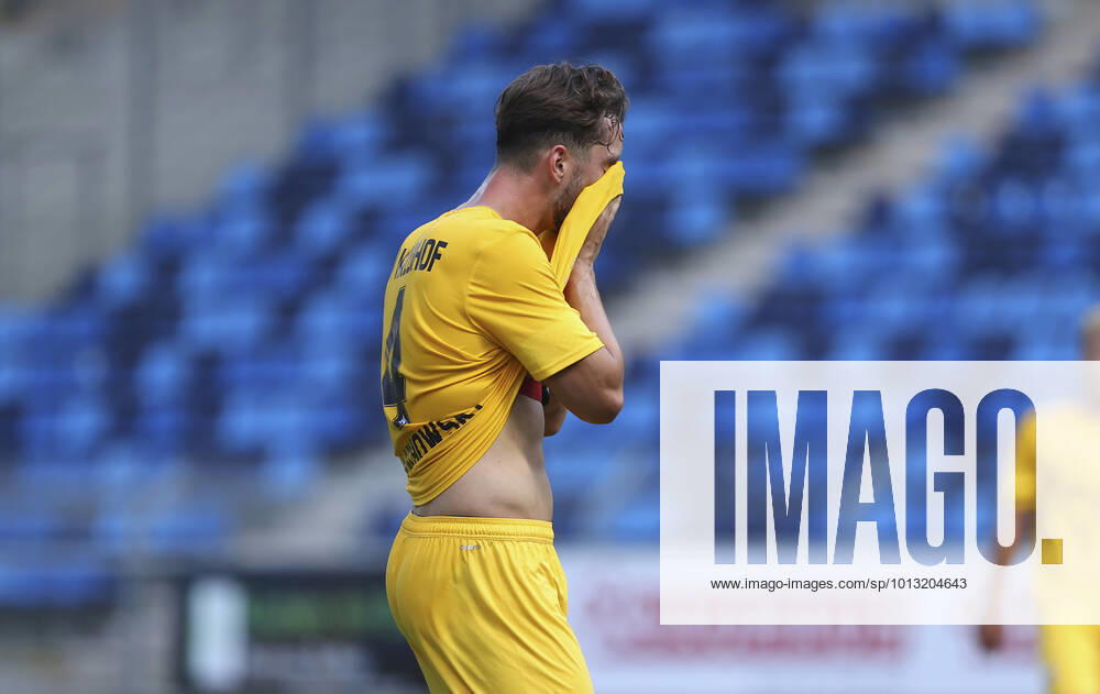 Fussball Testspiel, SV Waldhof Mannheim - Eintracht Trier,, bespor, sespor, v.l., Adrian Malachowski (SV Waldhof Mannheim) gibt Anweisungen, gestikuliert, mit den Armen gestikulieren gives instructions, gesticulate DFL DFB REGULATIONS PROHIBIT ANY USE OF PHOTOGRAPHS AS IMAGE SEQUENCES AND OR QUASI-VIDEO.