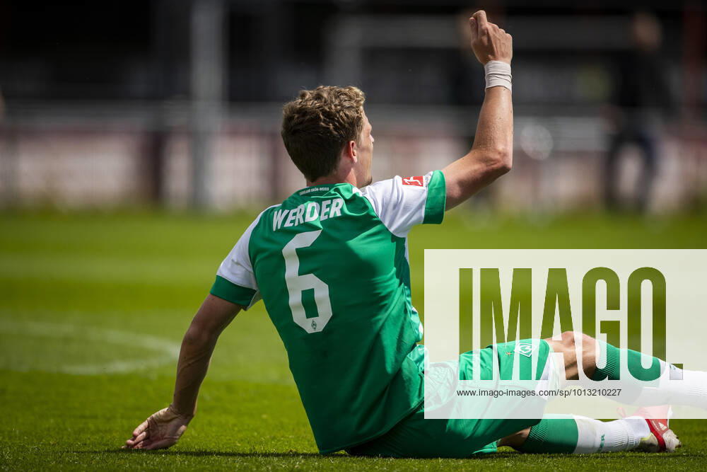 NLD, 1.FBL, FSP, Werder Bremen vs Twente Enschede 16.07.2022, Trainingsplatz am Fanny-Blankers-Koen-Stadion, Hengelo, NLD, 1.FBL, FSP, Werder Bremen vs Twente Enschede im Bild Mimik, Gestik, Emotion, Jens Stage (Werder Bremen 06) fordert gelbe Karte Verwarnung nach Foulspiel an ihn,