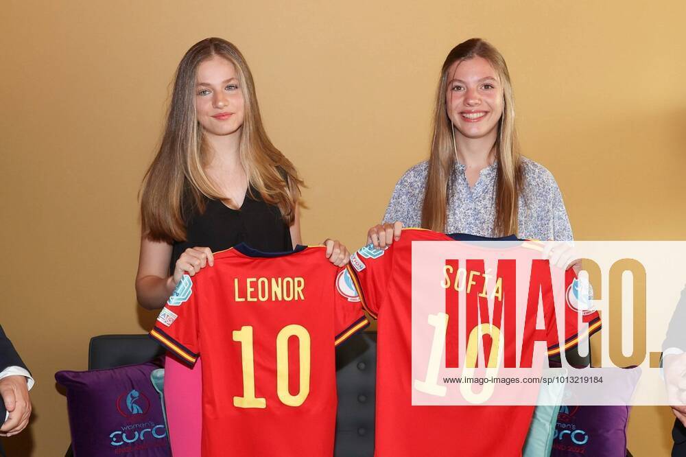 Bilder des Jahres 2022, Sport 07 Juli The Princess of Asturias, Leonor, and the Infanta Sofía attended the UEFA Women s Euro 2022 group stage match between the National Teams of Denmark and Spain at the Brentford Community Stadium in London. London July 16, 2022 La Princesa de Asturias, Leonor, y la Infanta Sofía asistieron en el Brentford Community Stadium de Londres, al partido de la fase de grupos de la UEFA EURO, EM, Europameisterschaft,Fussball Femenina 2022 entre las Selecciones Nacionales de Dinamarca y Espana. Londres 16 de Julio de 2022 Casa de S.M. el Rey JOSE JIMENEZ Cordon Press Images will be for editorial use only. Mandatory credit: Casa de S.M. el Rey JOSE JIMENEZ Cordon Press