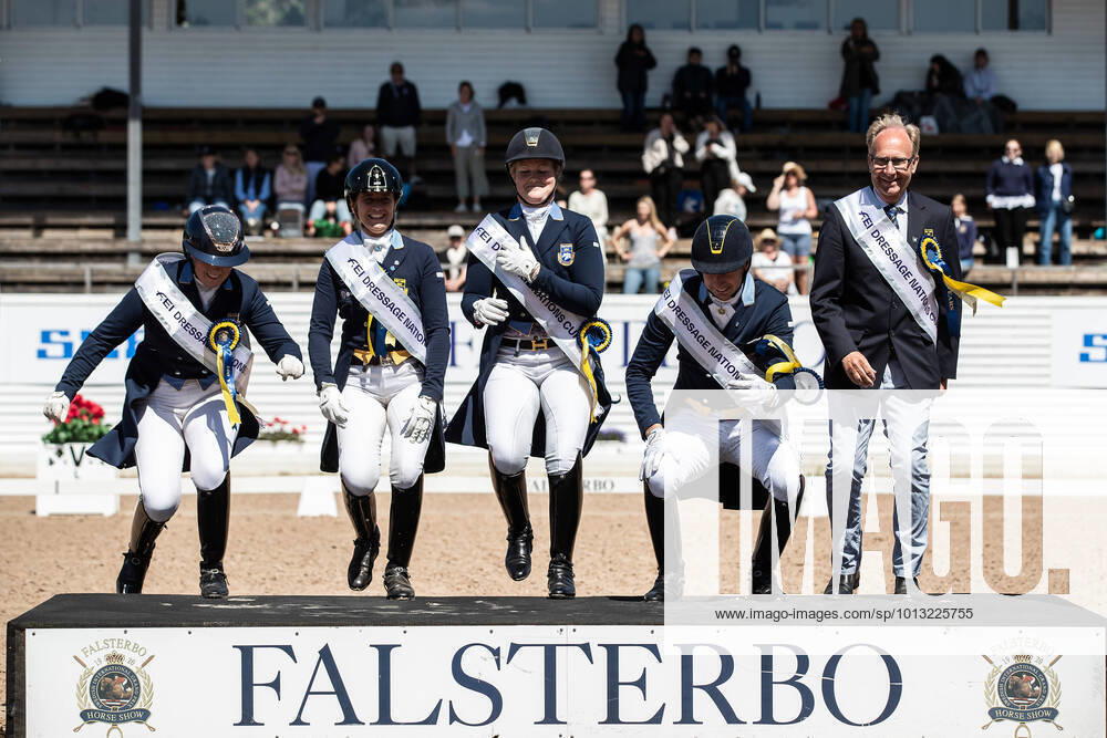 Bilder des Jahres 2022, Sport 07 Juli 220717 Lag Sverige jublar efter totalvinsten I nations cup under dag 9 av Falsterbo Horse Show den 17 juli 2022 i Falsterbo.