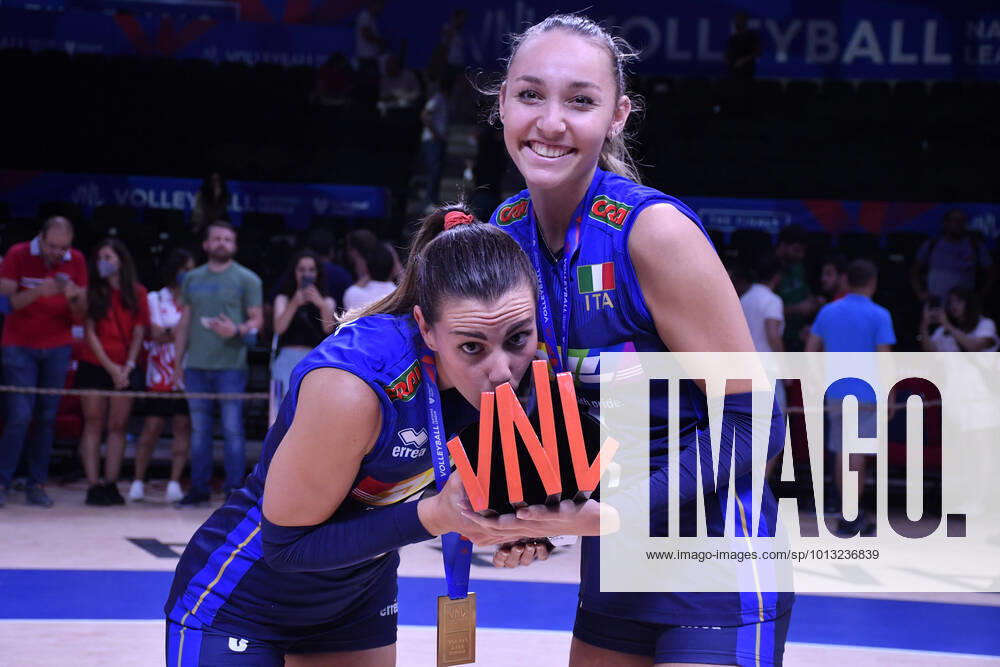 Bilder des Jahres 2022, Sport 07 Juli Italy players celebrate their gold medal after the FIVB Volleyball Nations League Women s final match between Italy and Brazilin Ankara Arena Sports Hall, Turkey, on 17 July 2022. (