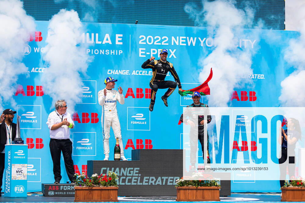Bilder des Jahres 2022, Sport 07 Juli DA COSTA Antonio Felix (por), DS Techeetah, DS E-Tense FE21, VANDOORNE Stoffel (bel), Mercedes-EQ Silver Arrow 02, EVANS Mitch (nzl), Jaguar TCS Racing, Jaguar I-Type 5, BERESFORD Nigel, DS Techeetah Team Manager, podium ambiance during the 2022 New York City ePrix, 8th meeting of the 2021-22 ABB FIA Formula E World Championship, WM, Weltmeisterschaft on the Brooklyn Street Circuit from July 14 to 17, in New York, United States of America - AUTO - 2022 FORMULA E NEW YORK CITY ePRIX DPPI Panoramic 03422009-BR-376
