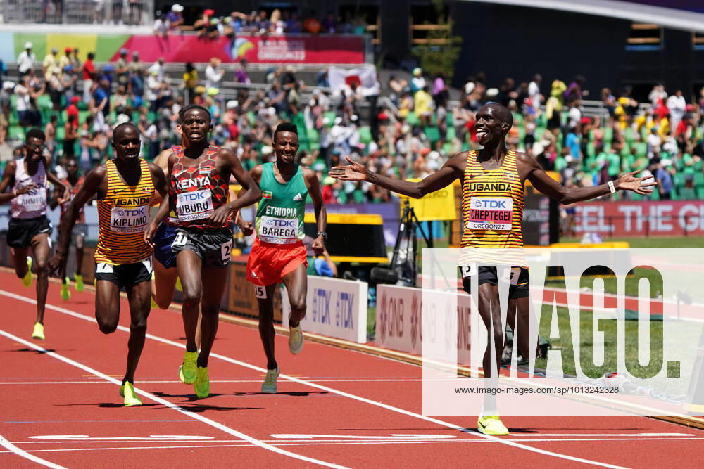 Bilder des Jahres 2022, Sport 07 Juli WM 2022 Oregon , Eugene USA, World Athletics, Leichtathletik, athletics, Track and Field, World athletics Championships 2022Oregon Leichtathletik WM 2022 Oregon 15-.07-24..07..2022, Hayward field Eugene, Oregon, 10000m Männer Finale , Joshua Cheptegei, UGA