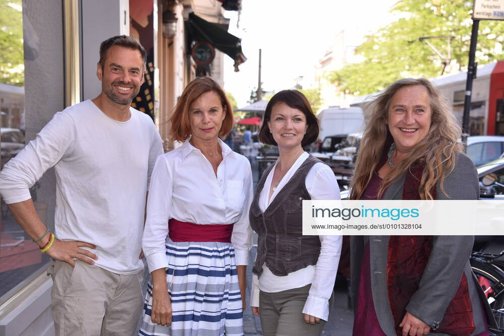 Bilder des Jahres 2020, Entertainment 05 Mai Entertainment Themen der Woche KW22 Die Schauspieler Sebastian Feicht, l-r, Petra Blossey, Sylvia Agnes Muc und Mila Kreidler Suite Grand Royal posieren bei der Pressekonferenz zur Wiedereröffung mit neuem Hygiene Konzept im Juni und Programmvorstellung der Volkbühne am Rudolfplatz.
