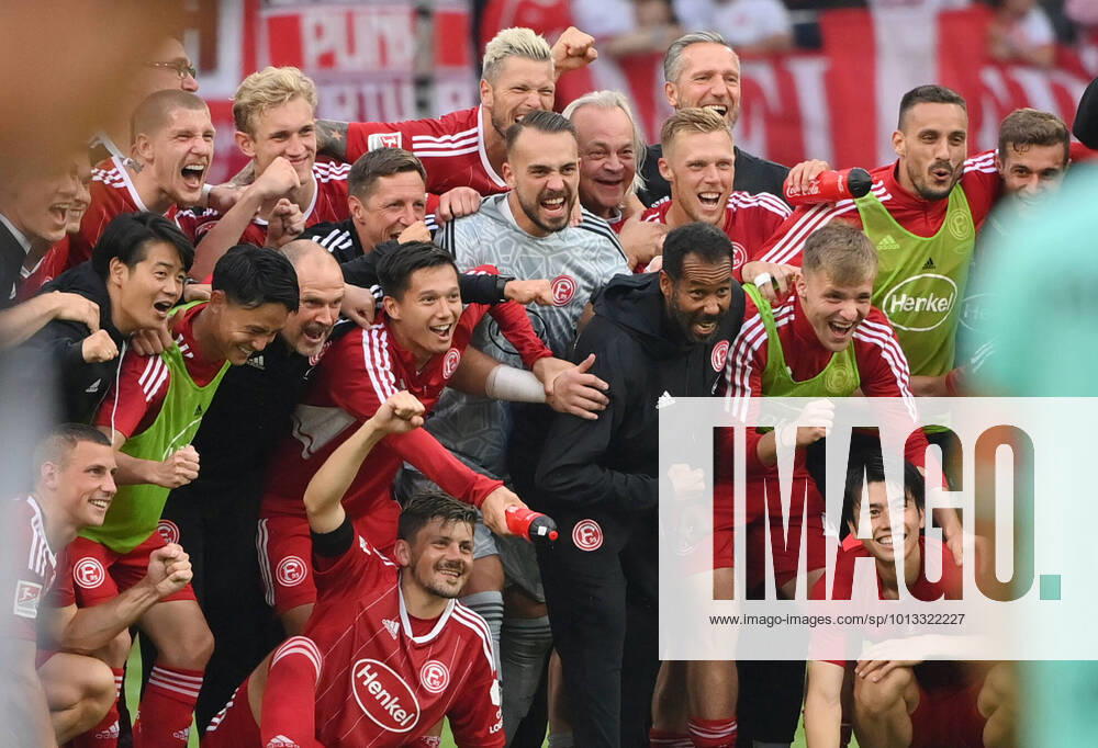 KW29 Die Mannschaft von Fortuna Düsseldorf feiert mit Trainer Daniel Thioune (Fortuna Duesseldorf), mi., den Sieg 22.07.2022, Fussball GER, Saison 2022 2023, 2. Bundesliga, 2. Spieltag, Fortuna Düsseldorf - SC Paderborn Foto: Maik Hölter TEAM2sportphoto DFL regulations prohibit any use of photographs as image sequences and or quasi-video Duesseldorf Nordrhein Westfalen Deutschland