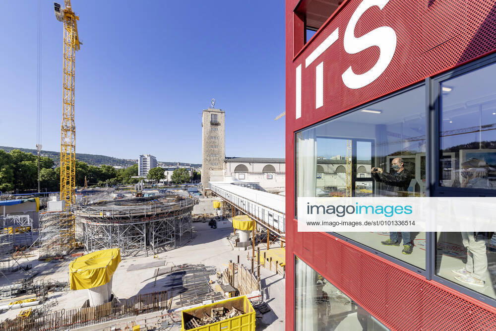 Deutschland, Baden-Württemberg, Stuttgart, 29.05.2020: Info Turm Stuttgart ITS eröffnet. Das neue Ausstellungsgebäude am Hauptbahnhof informiert über Stuttgart 21 und andere Zukunftsprojekte der Stadt. Die Terrasse in 26 Metern Höhe bietet einen Blick auf die Bahnhofsbaustelle. Träger des Gebäudes ist der Verein Bahnprojekt Stuttgart Ulm e.V.