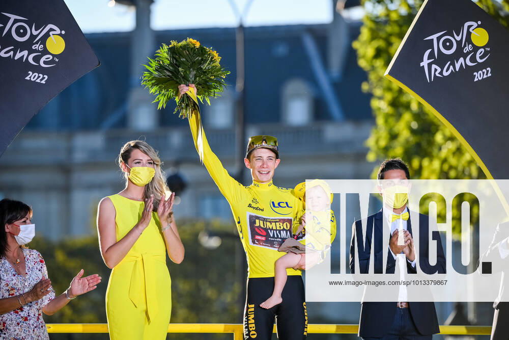 KW29 Danish Jonas Vingegaard of Jumbo-Visma celebrates on the podium in the yellow jersey of leader in the overall ranking after stage 21, the final stage of the Tour de France cycling race, from Paris la Defense Arena to Paris Champs-Elysees, France, on Sunday 24 July 2022. This year s Tour de France takes place from 01 to 24 July 2022. - UK OUT DAVIDxSTOCKMAN x37789660x