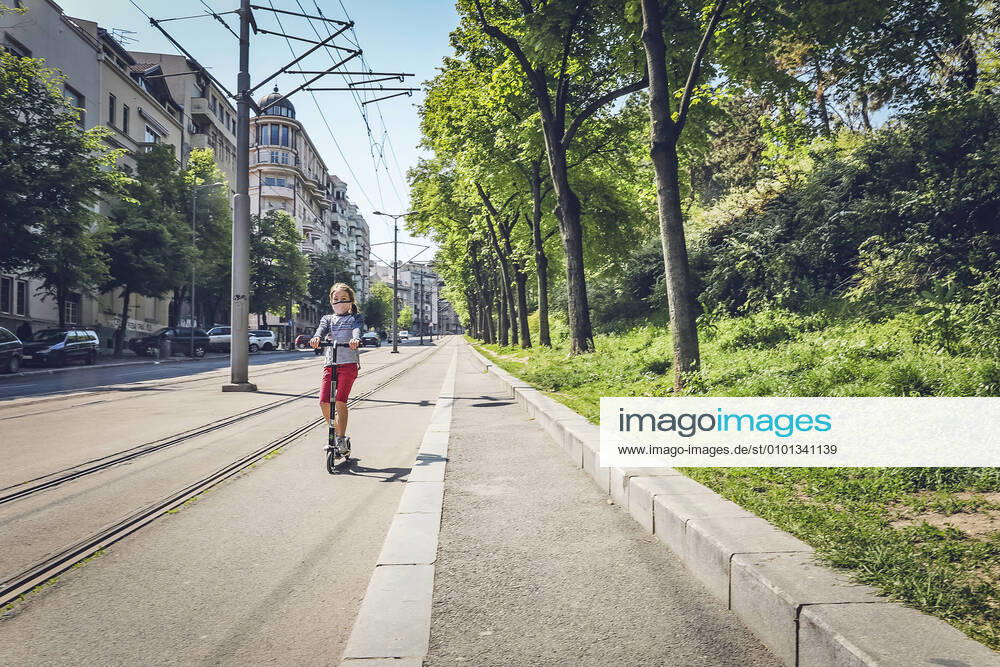 Girl Wearing A Mask and Riding A Scooter In Belgrade, Serbia Belgrade, City of Belgrade, Serbia CR_EMWIXA200521B-374690-01,model released, Symbolfoto