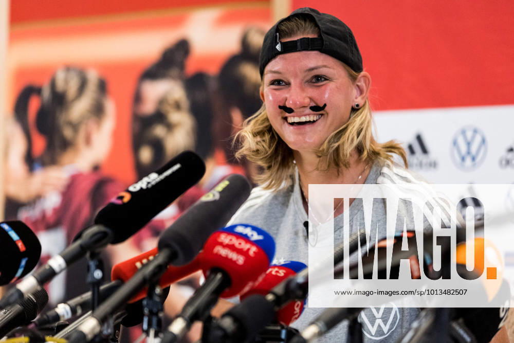 KW30 UEFA WOMEN’S EURO ENGLAND 2022: Pressekonferenz Deutschland; 29.07.2022 Alexandra Popp (Deutschland, 11) mit aufgeklebtem Schnurrbart und Kappe als Reaktion auf das FUMS Meme UEFA WOMEN’S EURO ENGLAND 2022: Pressekonferenz Deutschland; The Grove, London