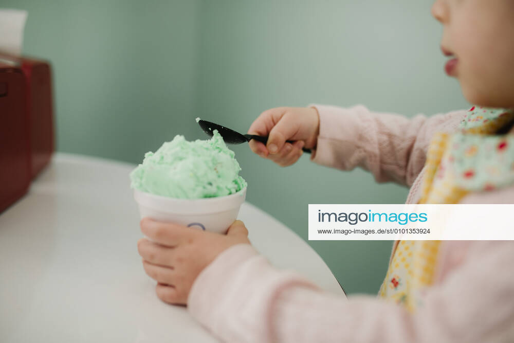 Green ice cream being eaten Midland, MI, United States CR_YICMCJ200521C-375587-01,model released, Symbolfoto