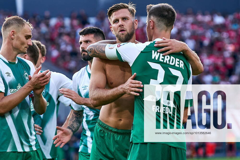 GER, Pokal 01, Energie Cottbus vs SV Werder Bremen 01.08.2022, Stadion der Freundschaft, Cottbus, GER, DFB-Pokal, 1. Runde, FC Energie Cottbus vs SV Werder Bremen, im Bild Niclas Füllkrug Fuellkrug (SV Werder Bremen 11) mit freiem Oberkörper umarmt Marco Friedl (SV Werder Bremen 32), recht, nach dem Abpfiff. Foto: nordphoto GmbH gumzmedia