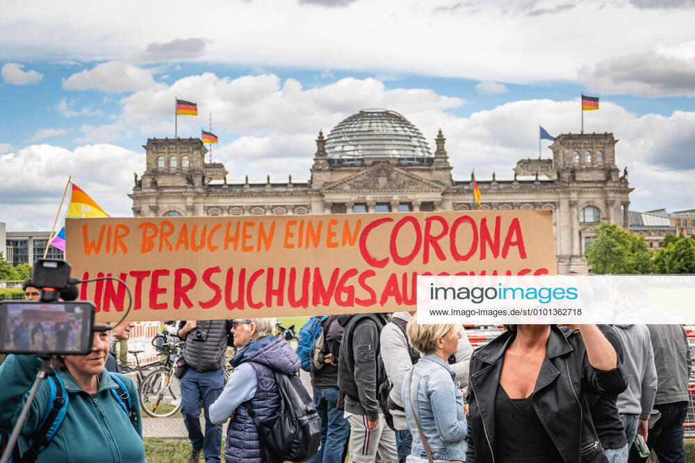 Berlin,Deutschland,GER,Kundgebung mit TV-Koch Attila Hildmann vor dem Reichstag.