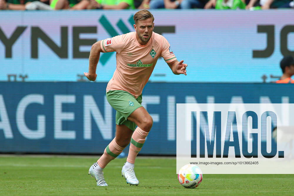 V.li.: Niclas Füllkrug (SV Werder Bremen, 11) am Ball, Freisteller, Einzelbild, Ganzkörper, Aktion, Action, Spielszene, DIE DFL-RICHTLINIEN UNTERSAGEN JEGLICHE NUTZUNG VON FOTOS ALS SEQUENZBILDER UND ODER VIDEOA?HNLICHE FOTOSTRECKEN. DFL REGULATIONS PROHIBIT ANY USE OF PHOTOGRAPHS AS IMAGE SEQUENCES AND OR QUASI-VIDEO., 06.08.2022, Wolfsburg (Deutschland), Fussball, Bundesliga, VfL Wolfsburg - SV Werder Bremen