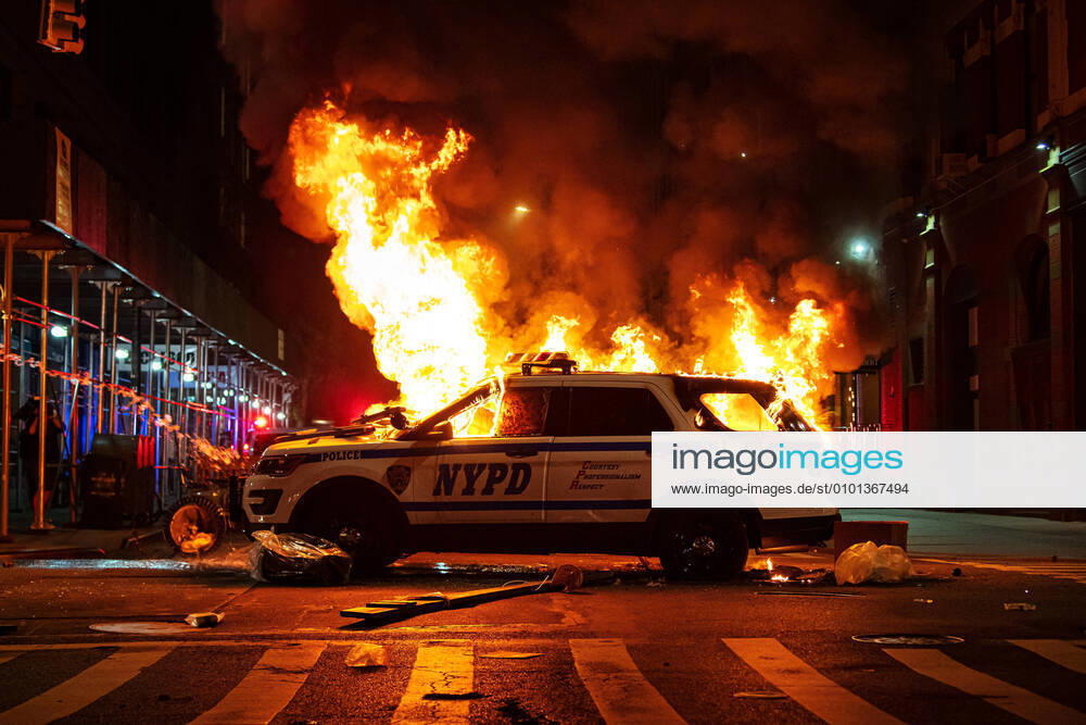 A police car is one fire during a protest over the death of George Floyd, on May 30, 2020 close to Union Square in the Manhattan borough of New York, NY, USA. Photo: Joel Marklund BILDBYRAN kod JM 88155 bbeng protest demonstration Black Lives Matter