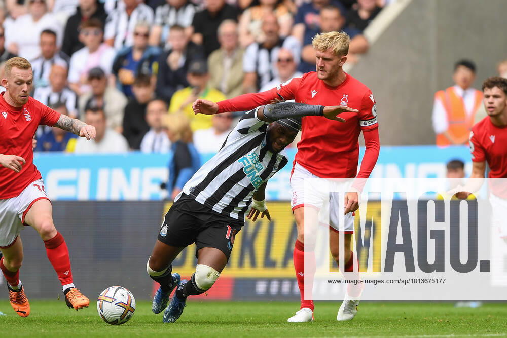 Newcastle United v Nottingham Forest - Premier League Allan Saint-Maximin of Newcastle United competes for the ball with Joe Worrall of Nottingham Forest during the Premier League match between Newcastle United and Nottingham Forest at St. James s Park, Newcastle on Saturday 6th August 2022. Newcastle Tyne and Wear United Kingdom