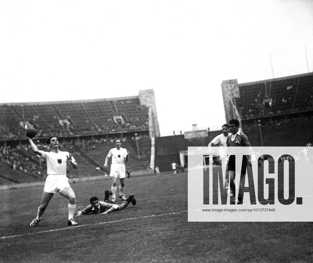Handball-Weltmeisterschaft 1955 Handball-Weltmeisterschaft 1955 in Berlin. Spiel Deutschland - Portugal: Paul Wanke wirft. Am Boden Provoat (P)., Berlin